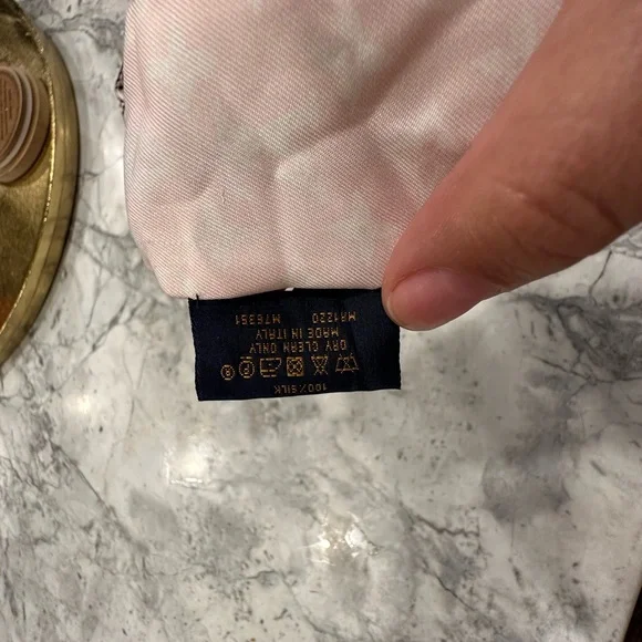 Louis Vuitton scarf. - Picture 5 of 6